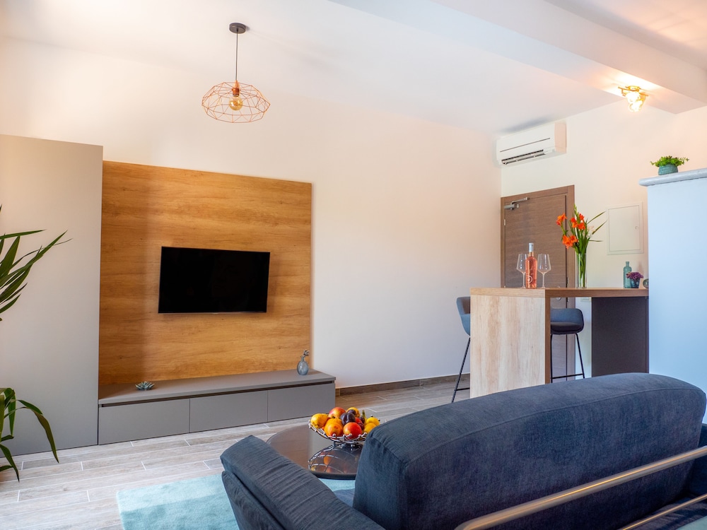 Boutique Pine Tree apartments 30/50