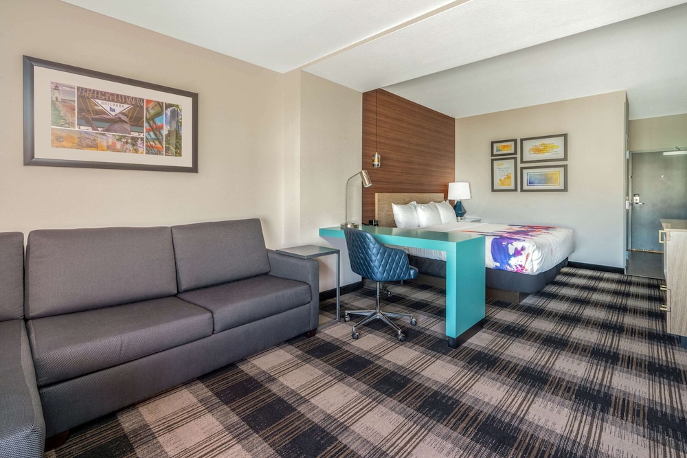 La Quinta Inn & Suites by Wyndham Oklahoma City Airport 35/50