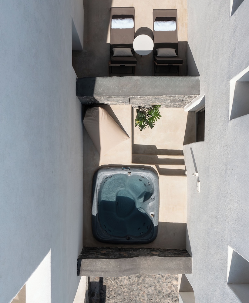 Danae Suites 24/50