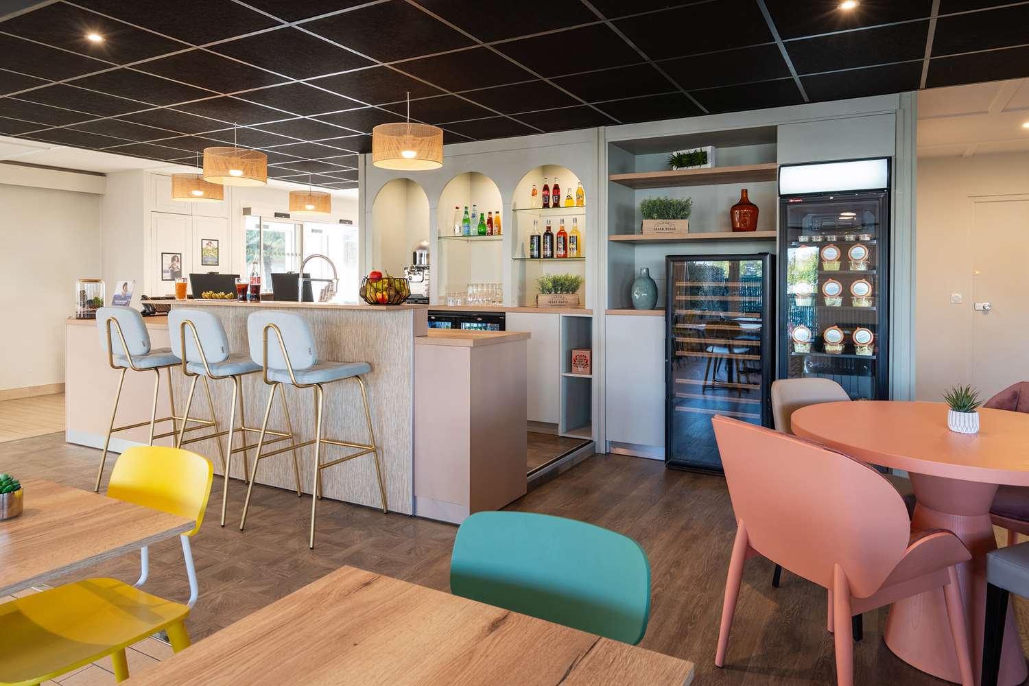 restaurant cafeteria