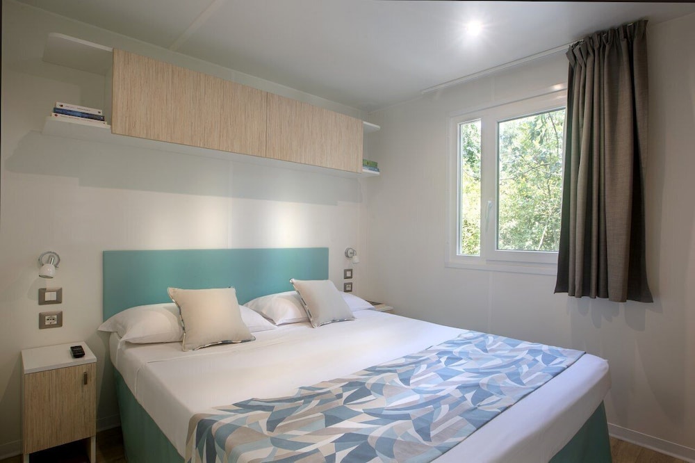 Mobile Home, Queen Bed, Sofa