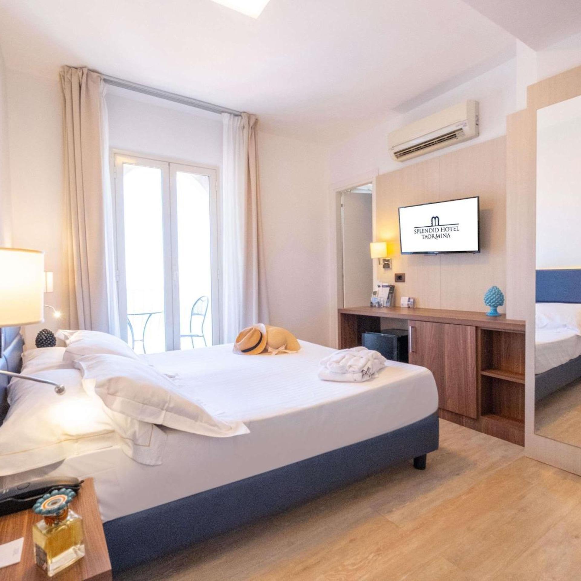 Classic, Queen Bed, Side Sea View