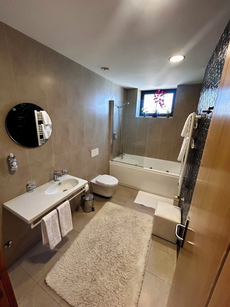 LBV HOUSE HOTEL 25/50