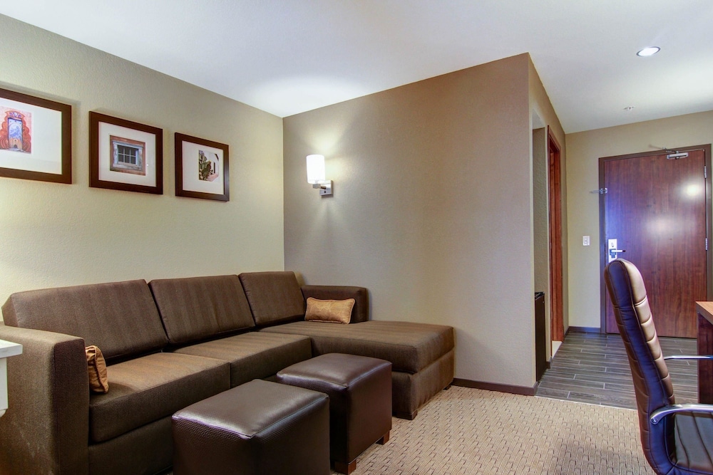 Comfort Suites Carlsbad 24/48
