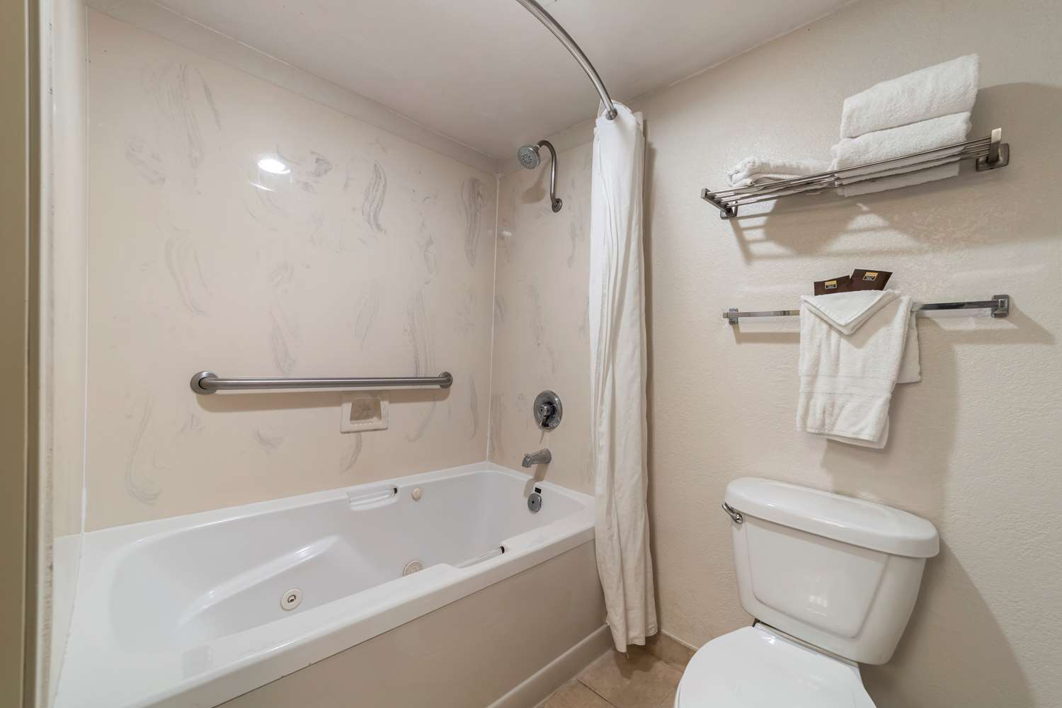 غرفة مفردة بسرير كينج بجاكوزي، Best Western Plus Northwoods Inn 5/6