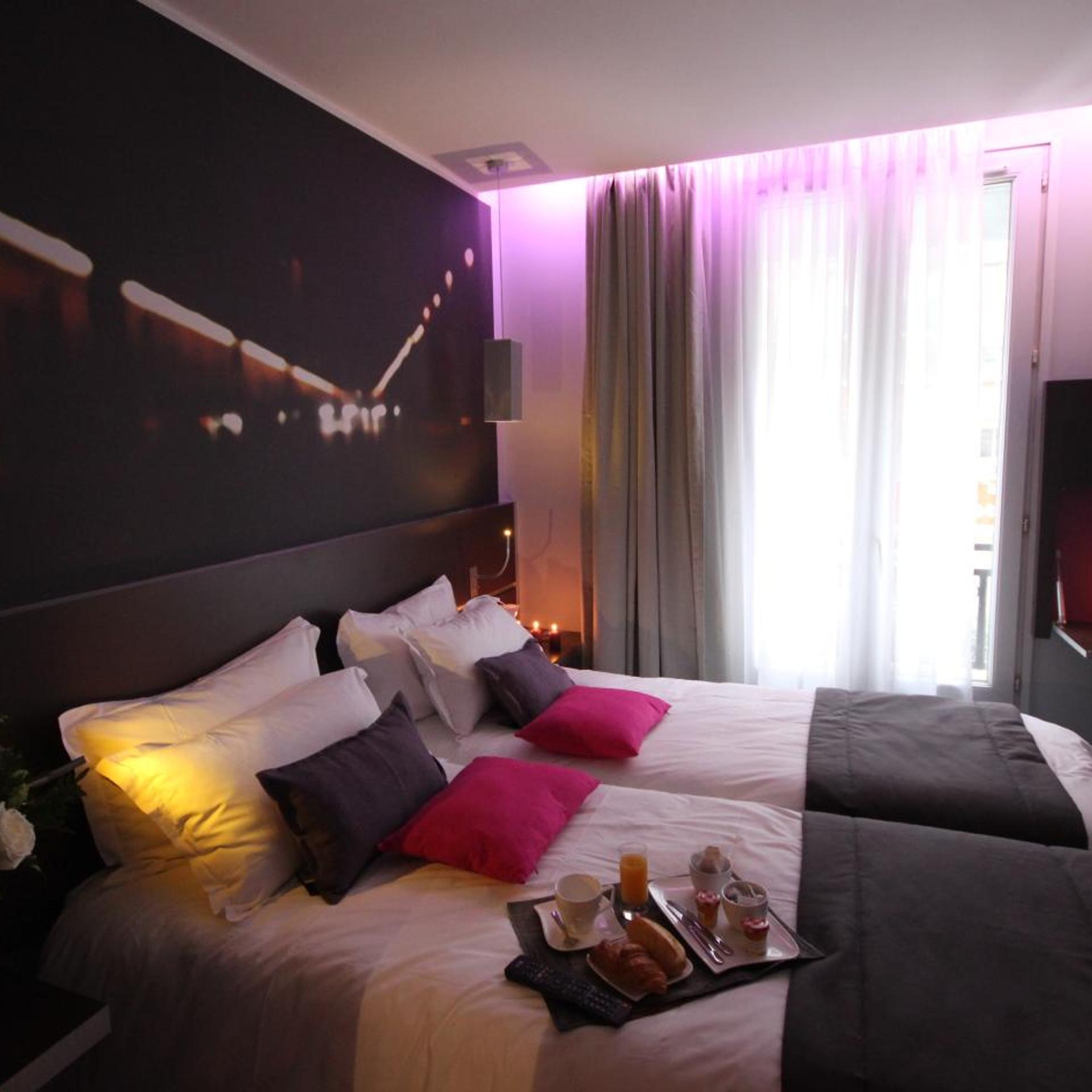 ROOM, TWIN BEDS