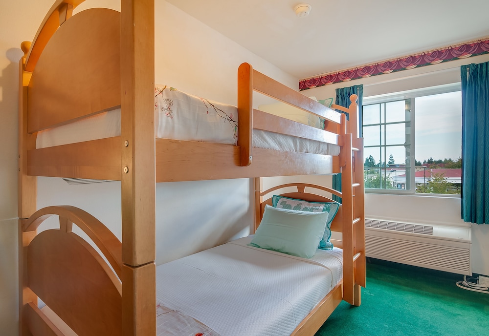 Fairbridge Inn And Suites Dupont 24/54
