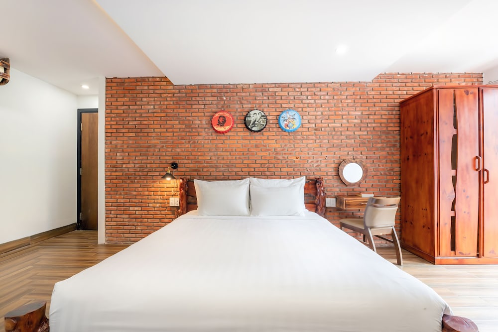 DELUXE, DOUBLE BED, BATHTUB