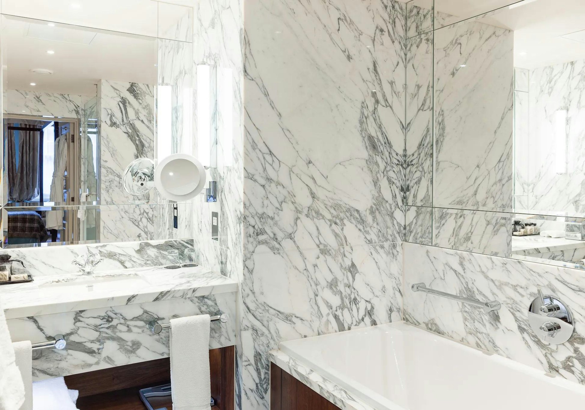 No 11 Cadogan Gardens Hotel 77/82