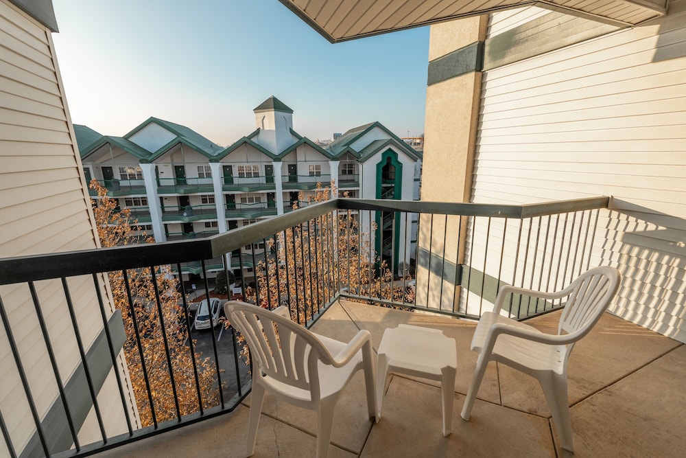 Capital Resorts Carriage Place 60/77
