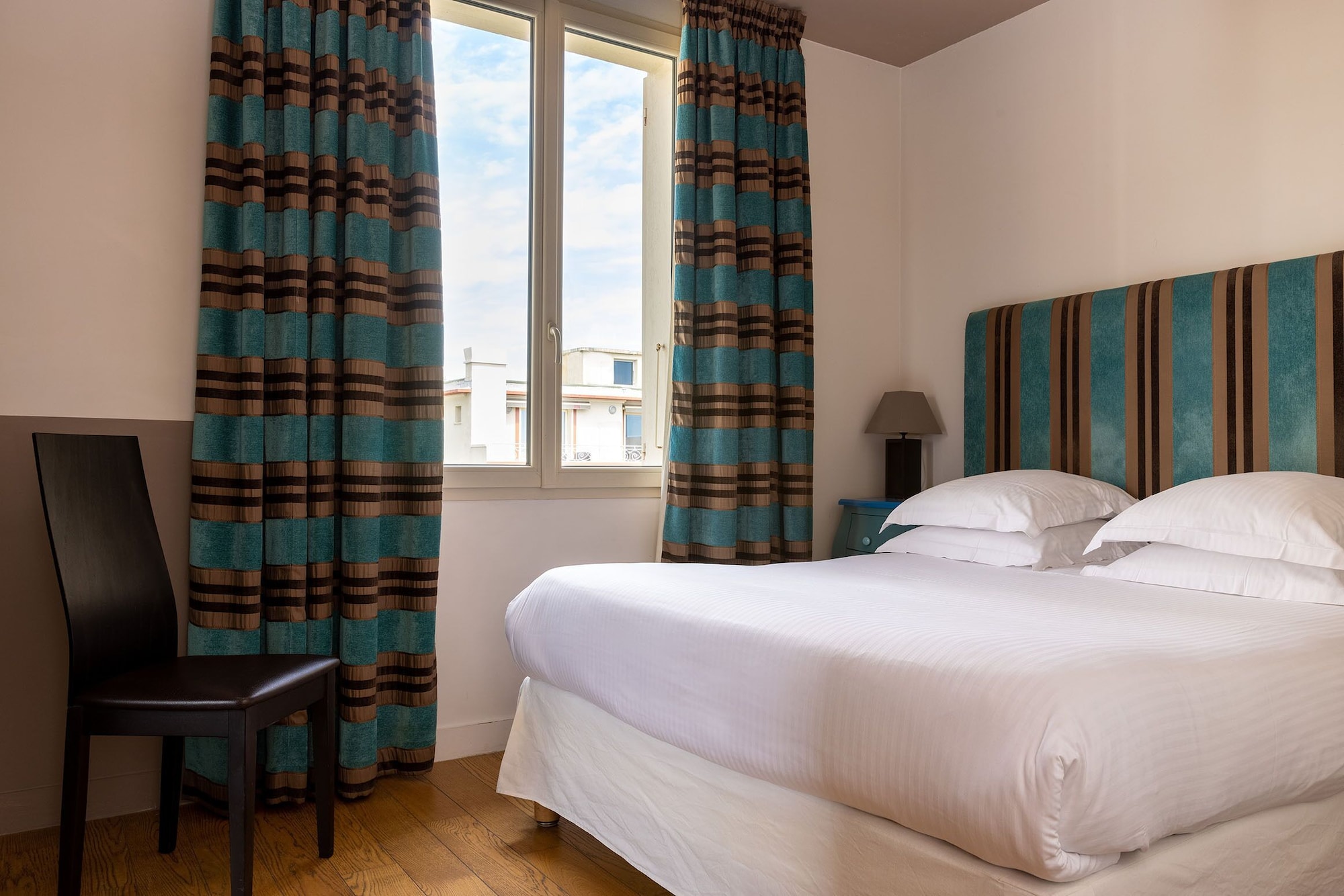 Standard, Queen Bed