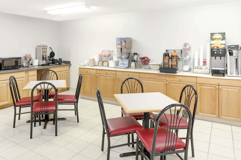 Super 8 By Wyndham Gas City Marion Area 12/16