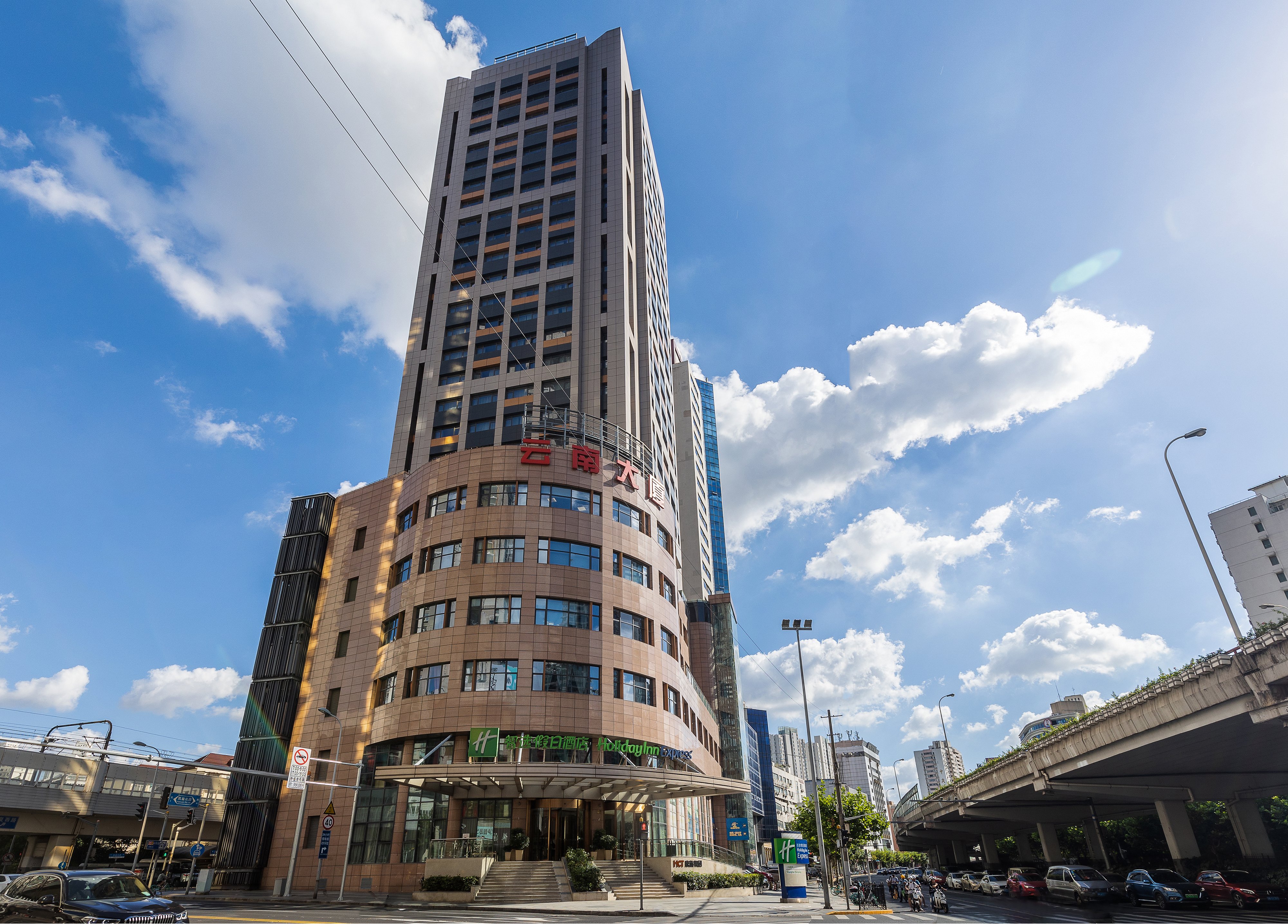 Holiday Inn Express Shanghai Zhenping in SHANGHAI