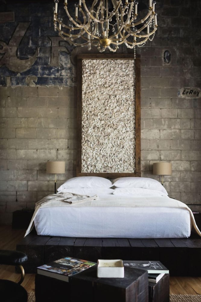 Gunrunner Boutique Hotel 43/63