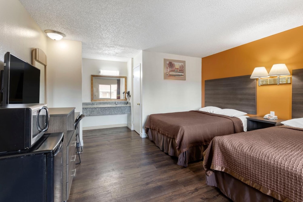 Riverside Inn & Suites 38/56