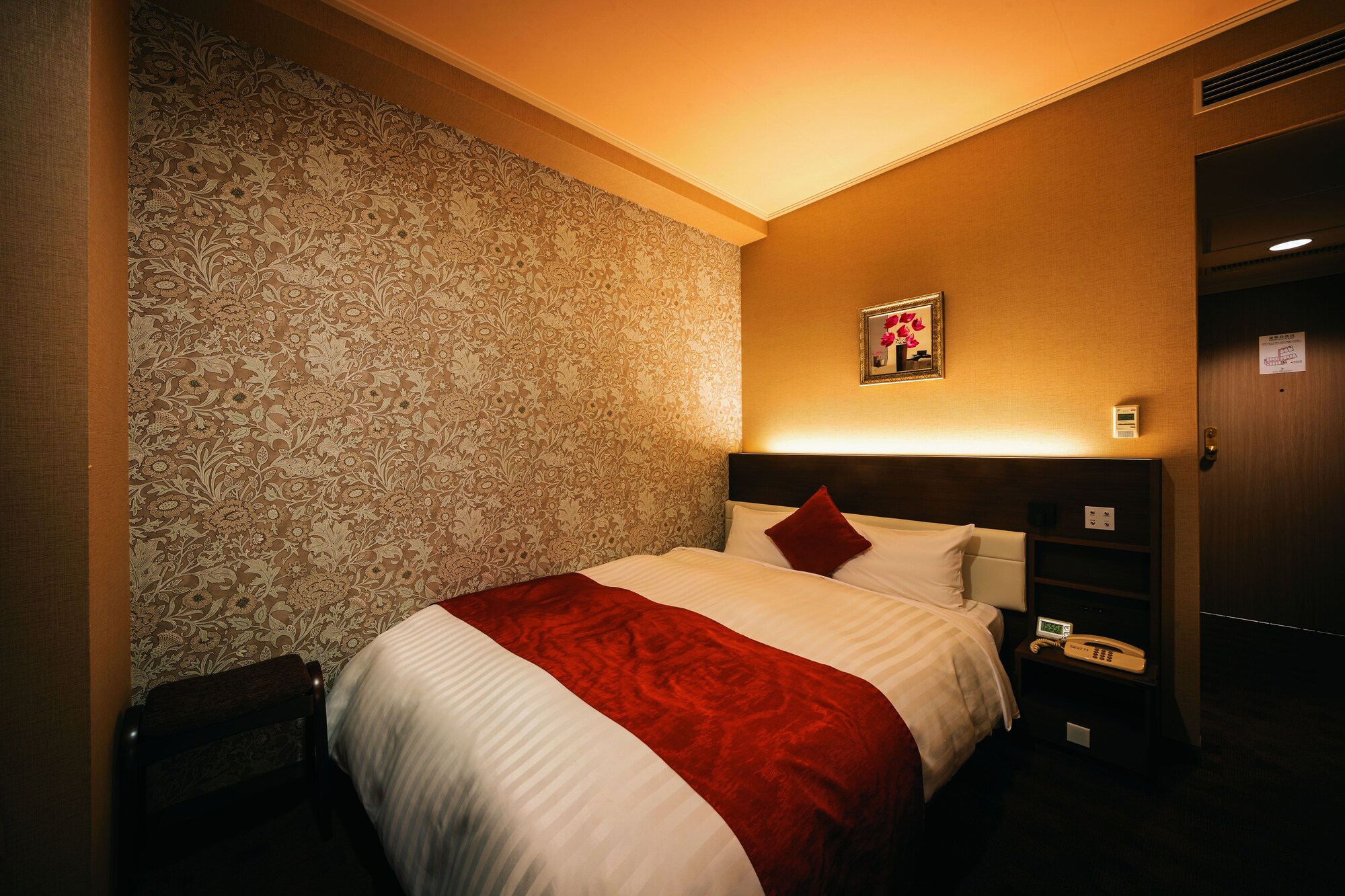 ROOM, DOUBLE BED