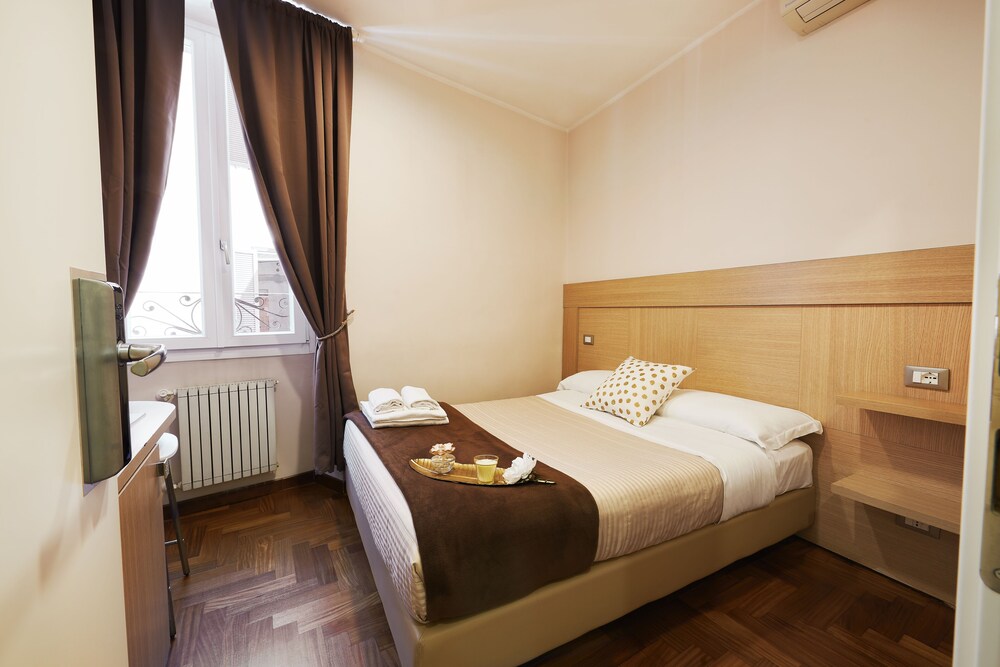 ROOM, SINGLE, EXTERNAL BATHROOM