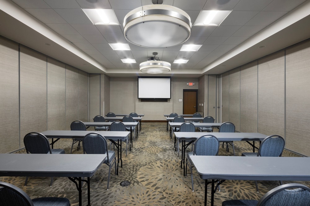 Holiday Inn & Suites Asheville-Biltmore Village Area 66/70