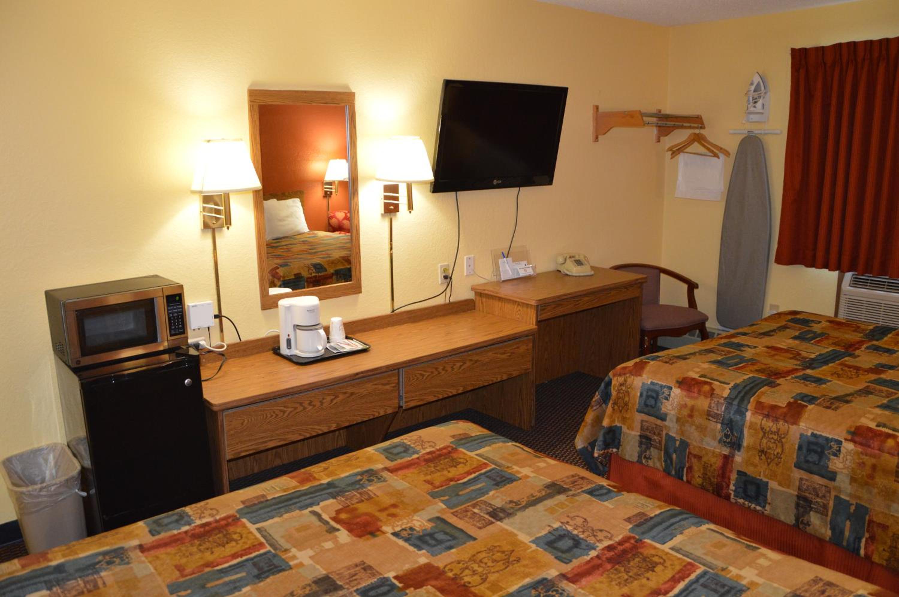Burnsville Inn & Suites (ex Americas Best Value Inn-Burnsville/Minneapolis) 29/36