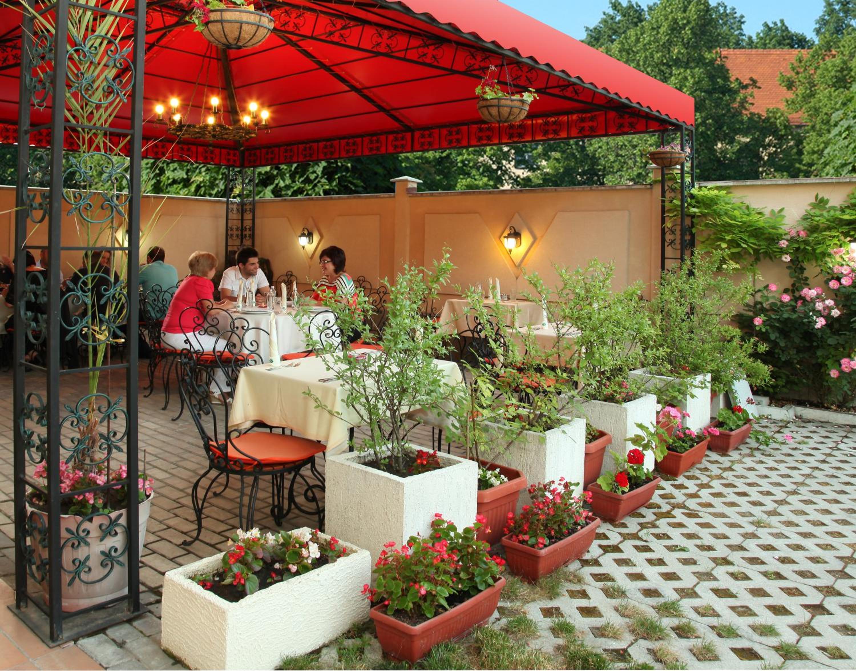 Contessa Hotel 3/45