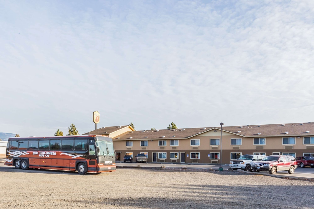 Super 8 by Wyndham LaGrande 32/36