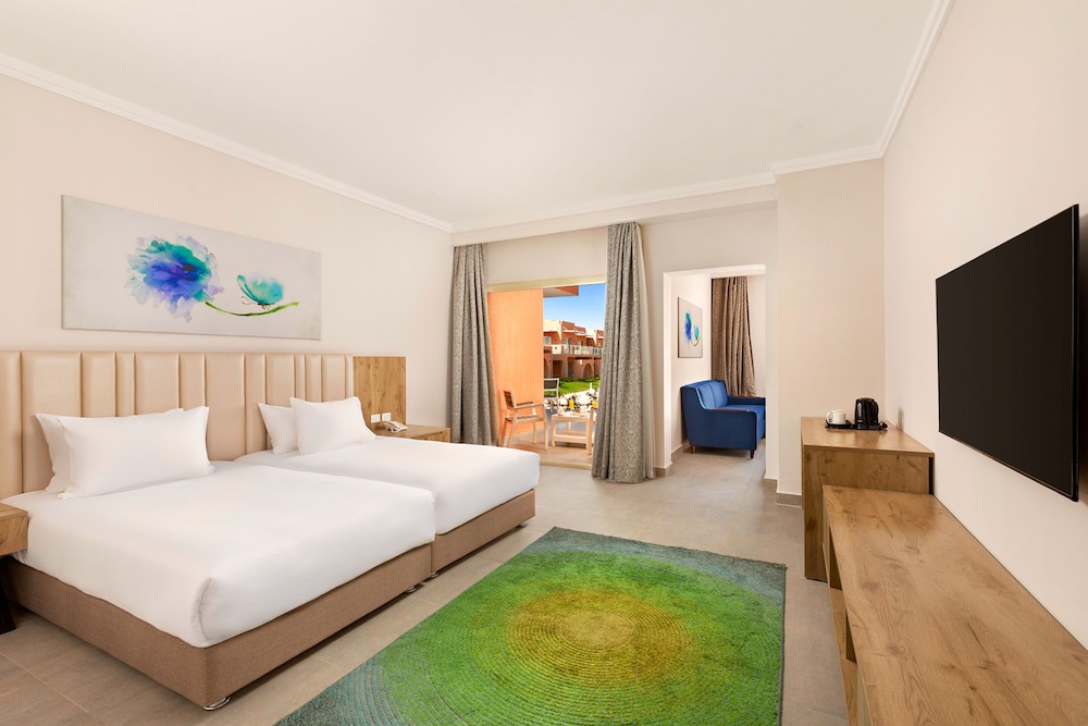 Family, Triple, 1 King and 1 Single Beds, Pool View