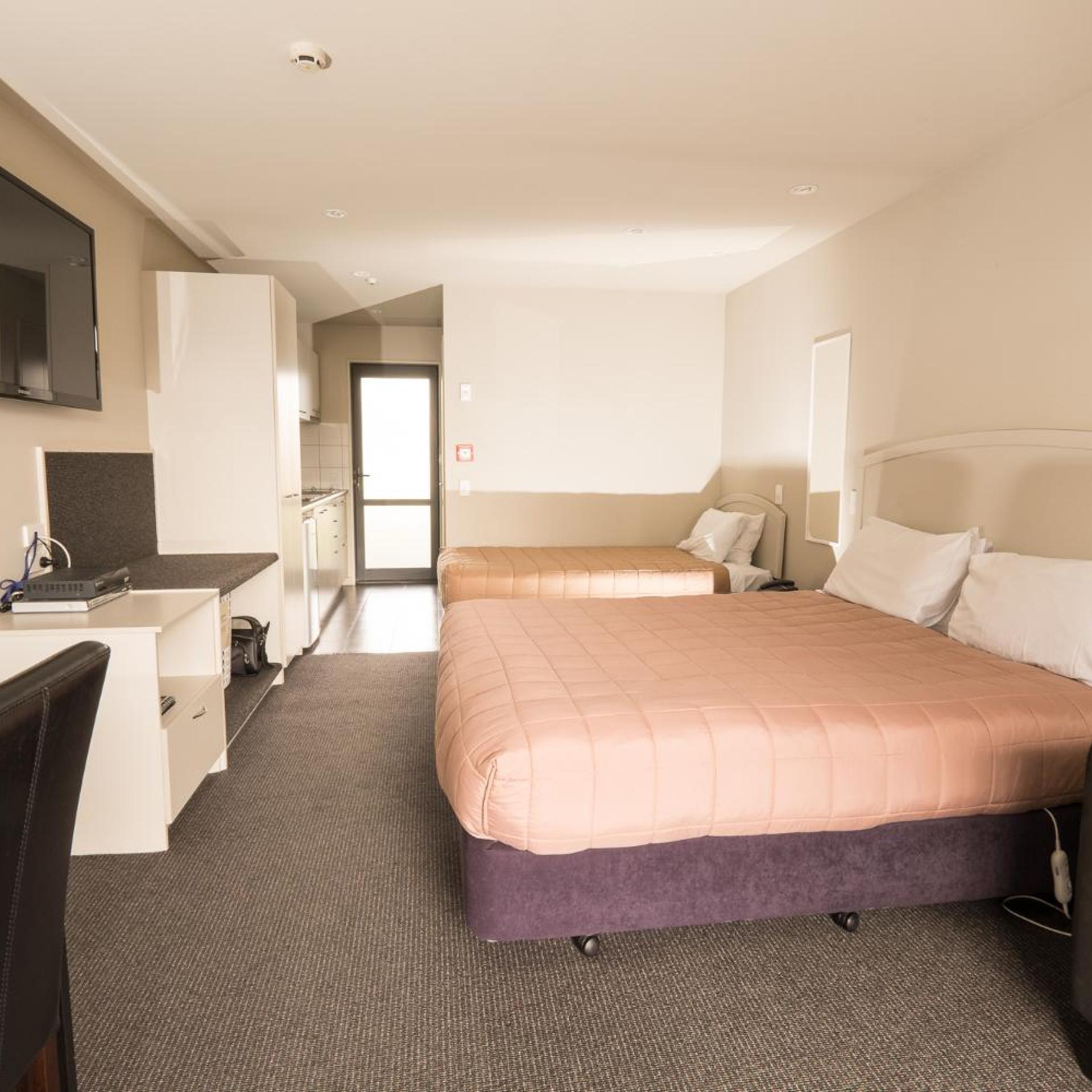 AZENA MOTEL 18/50