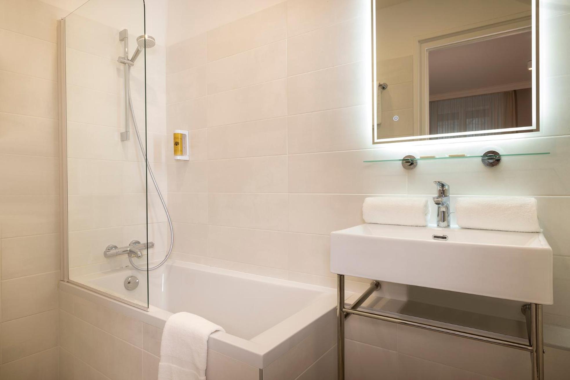 Superior, Double Bed, Street View, Hotel Nude Paris - Color Vision 5/7