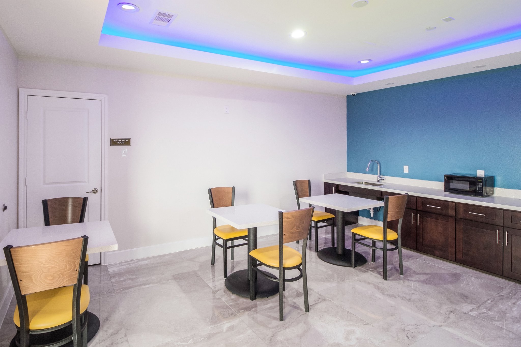 Scottish Inns and Suites Willowbrook 14/25