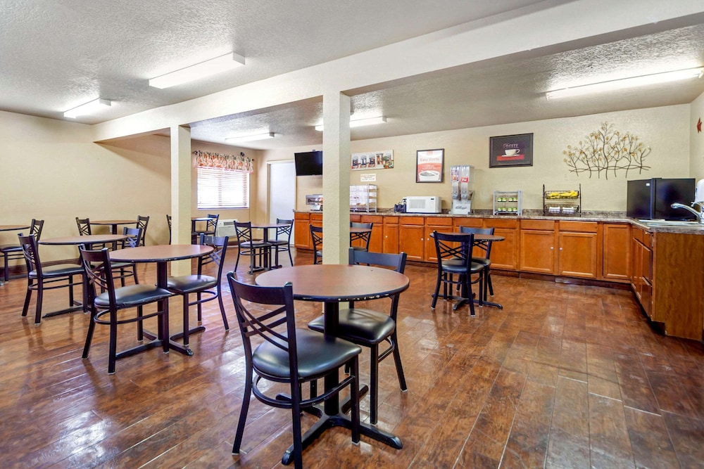 Econo Lodge Black Hills 35/46