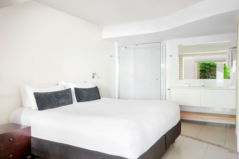 2 BEDROOMS, POOL SIDE
