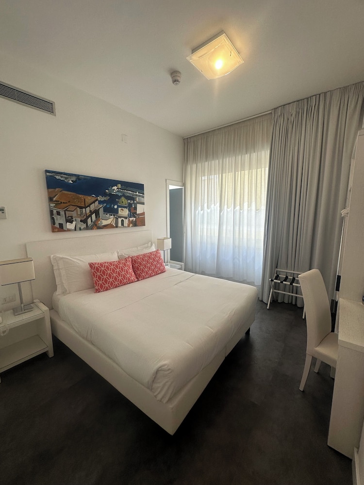 STANDARD, QUEEN BED