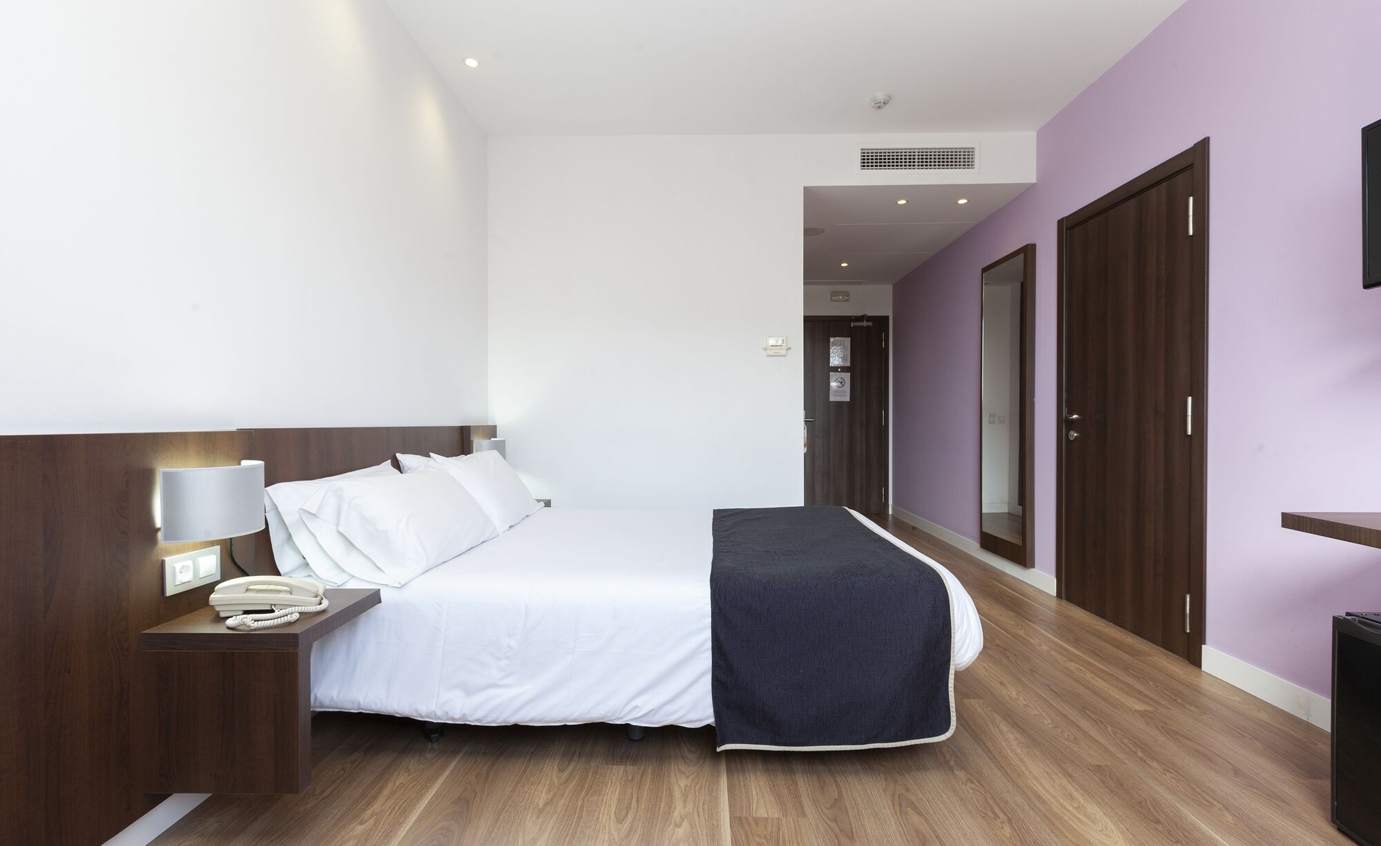 ROOM, DOUBLE OR TWIN BED