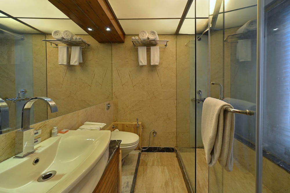 Golden Tulip Srinagar 45/48