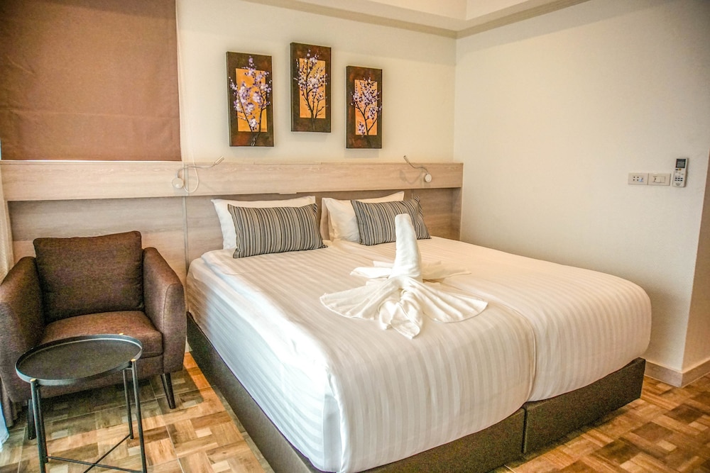 DELUXE, JETTED TUB, HIGH FLOOR