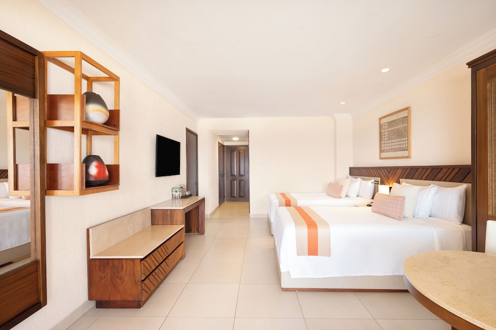 DELUXE, OCEAN FRONT, BALCONY