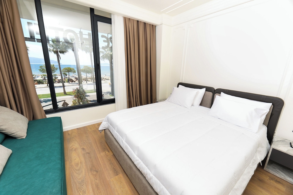 Hotel Adore 36/60