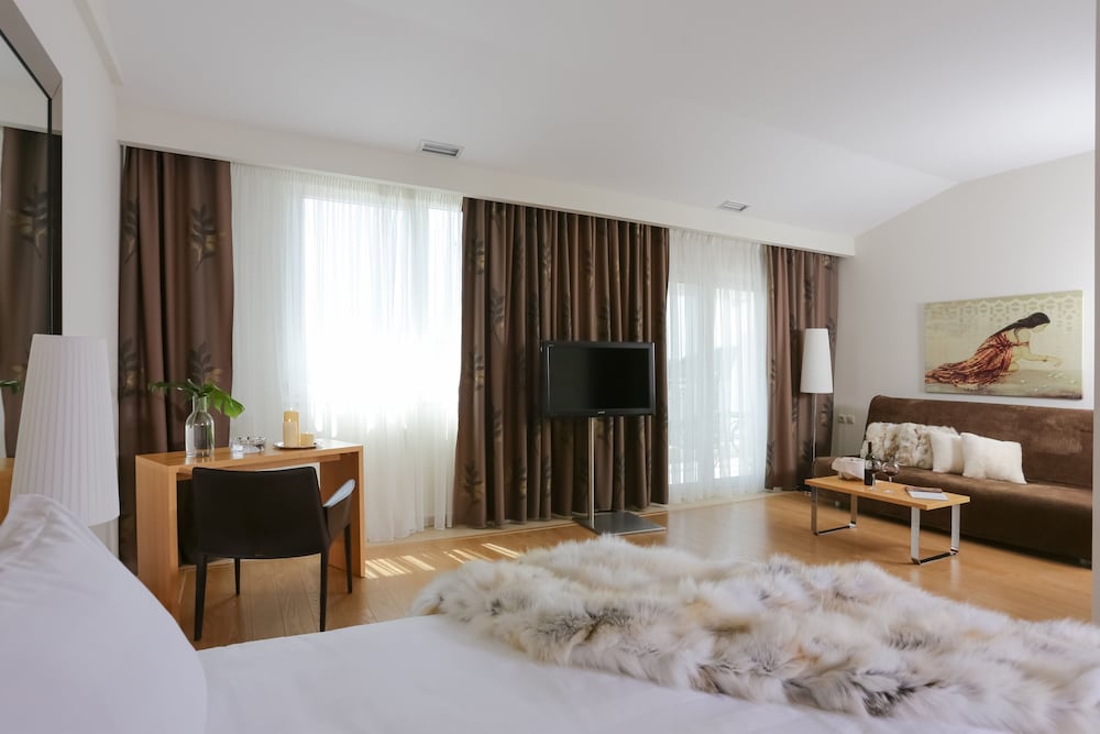 HOTEL CHLOE 39/50