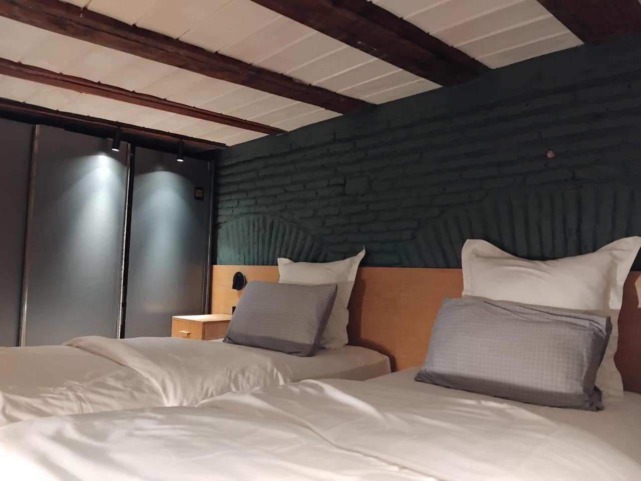 Deluxe, Studio