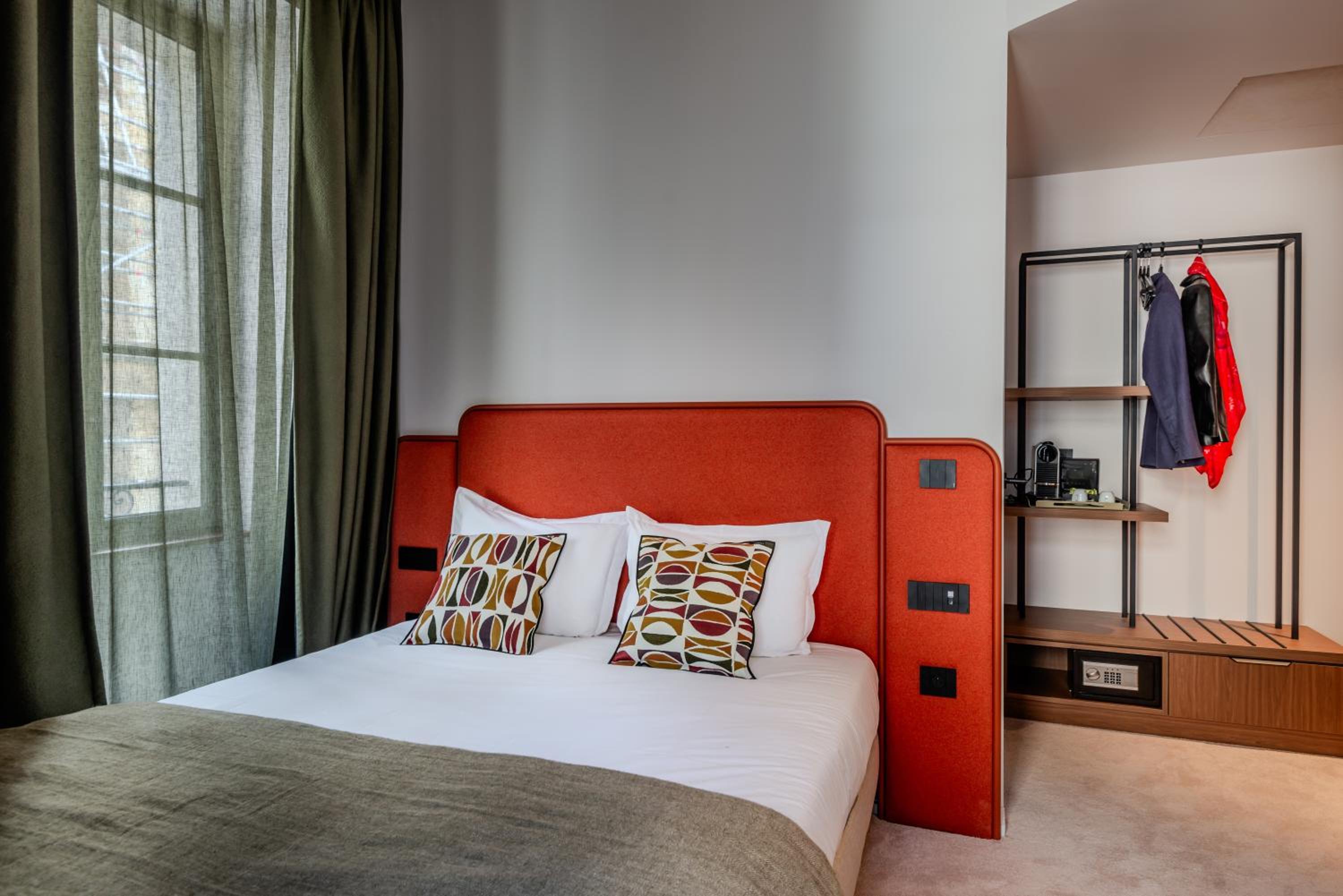 Connecting, 2 Queen Beds