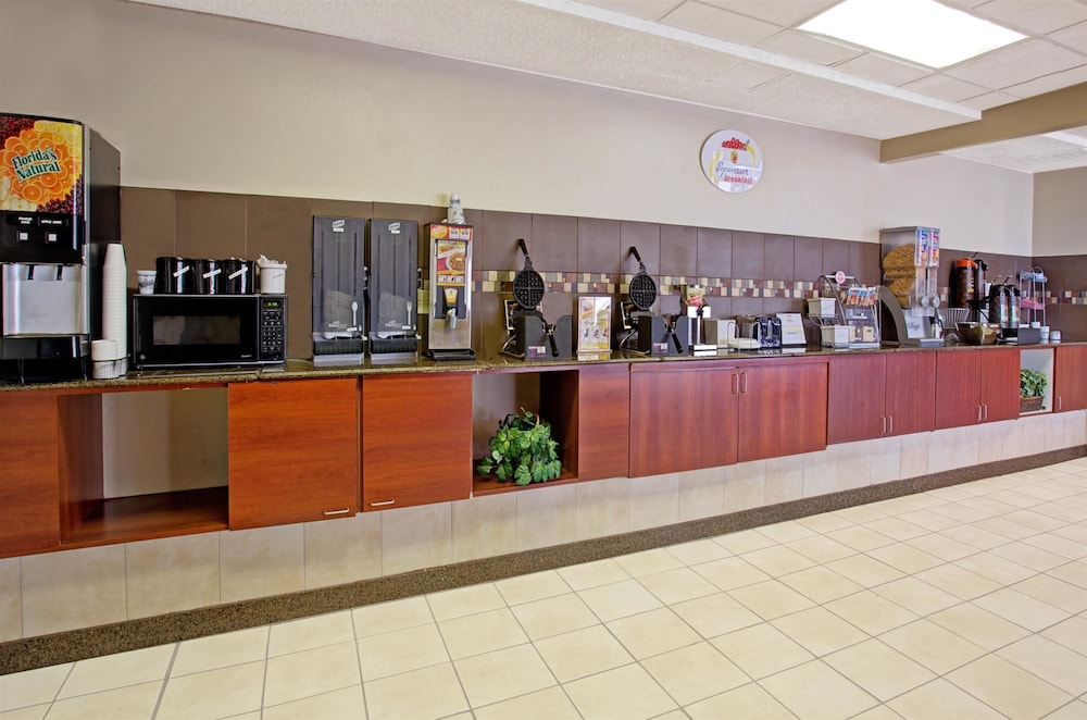 Super 8 by Wyndham Wheatridge/Denver West 5/24