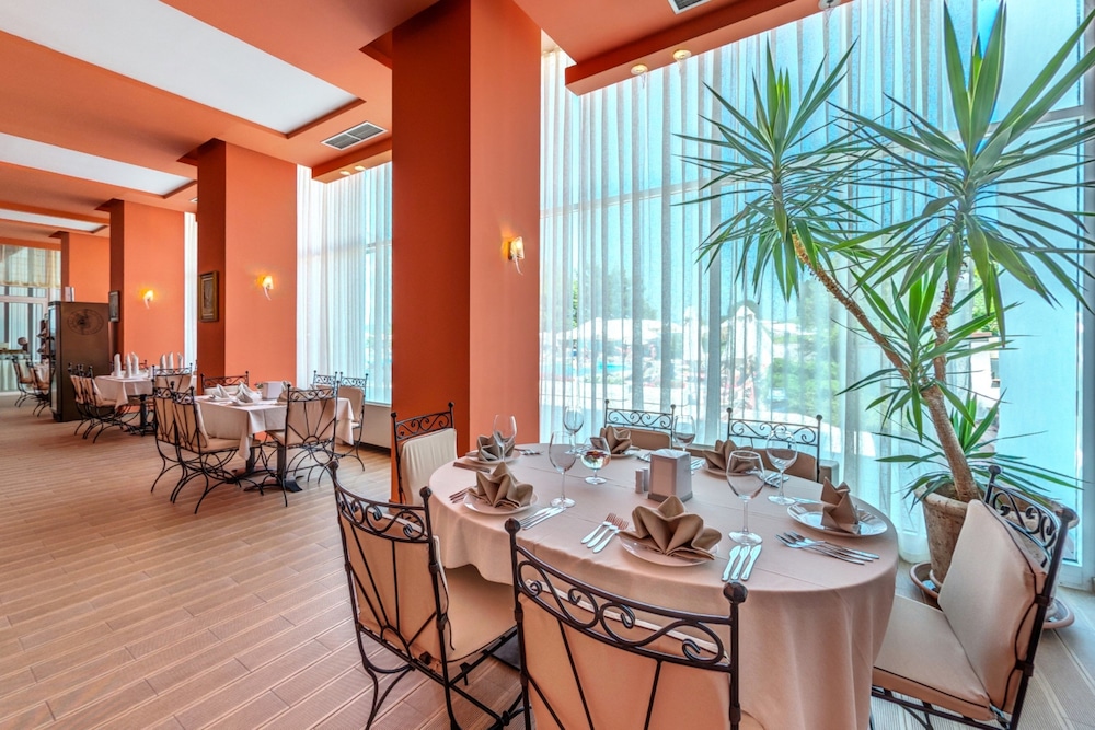 restaurant cafeteria