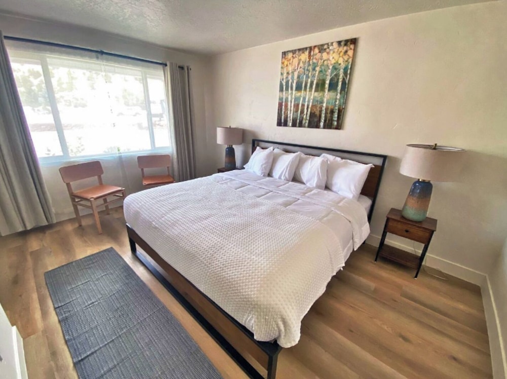 Standard, King Bed, Private Bathroom