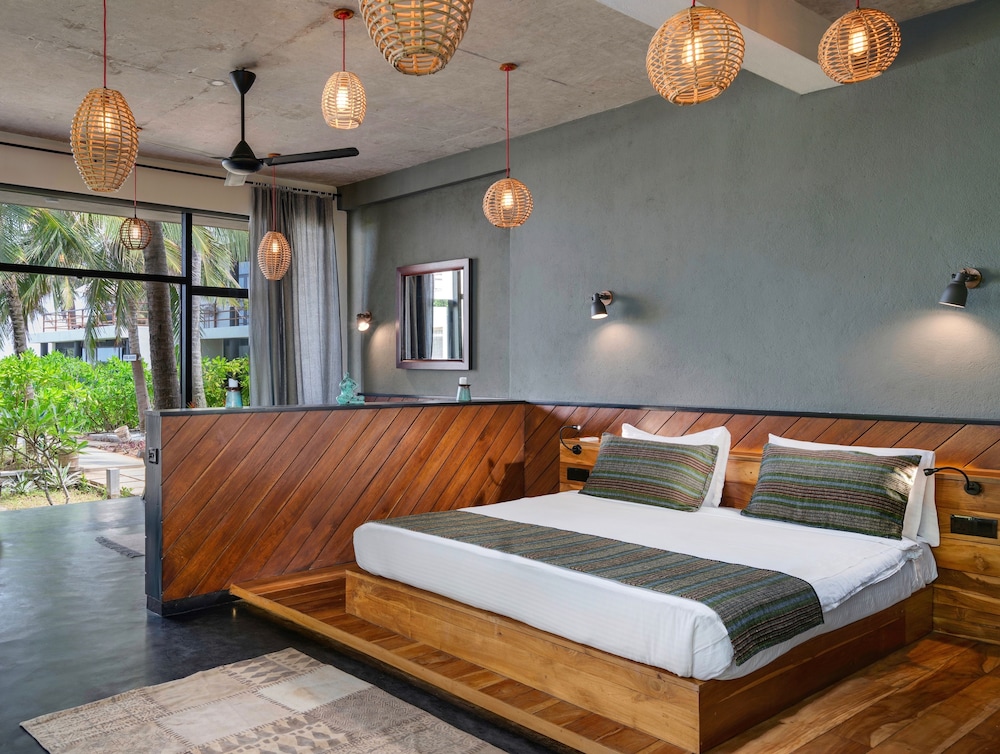 SUITE, PARTIAL OCEAN VIEW