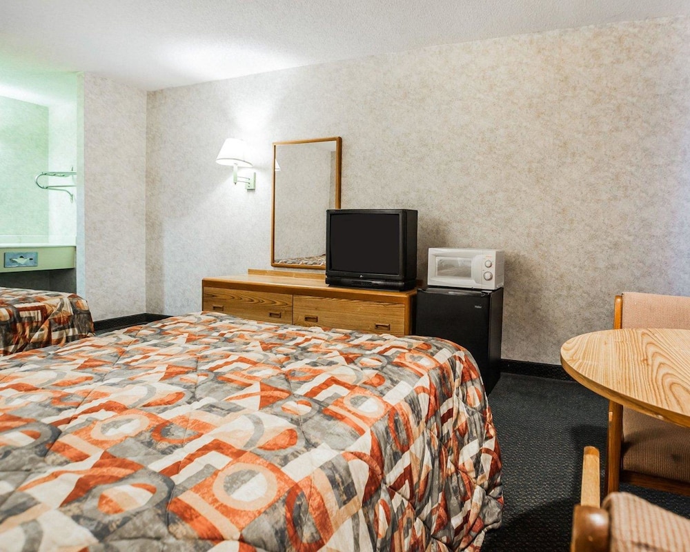 Econo Lodge Jefferson City 14/41