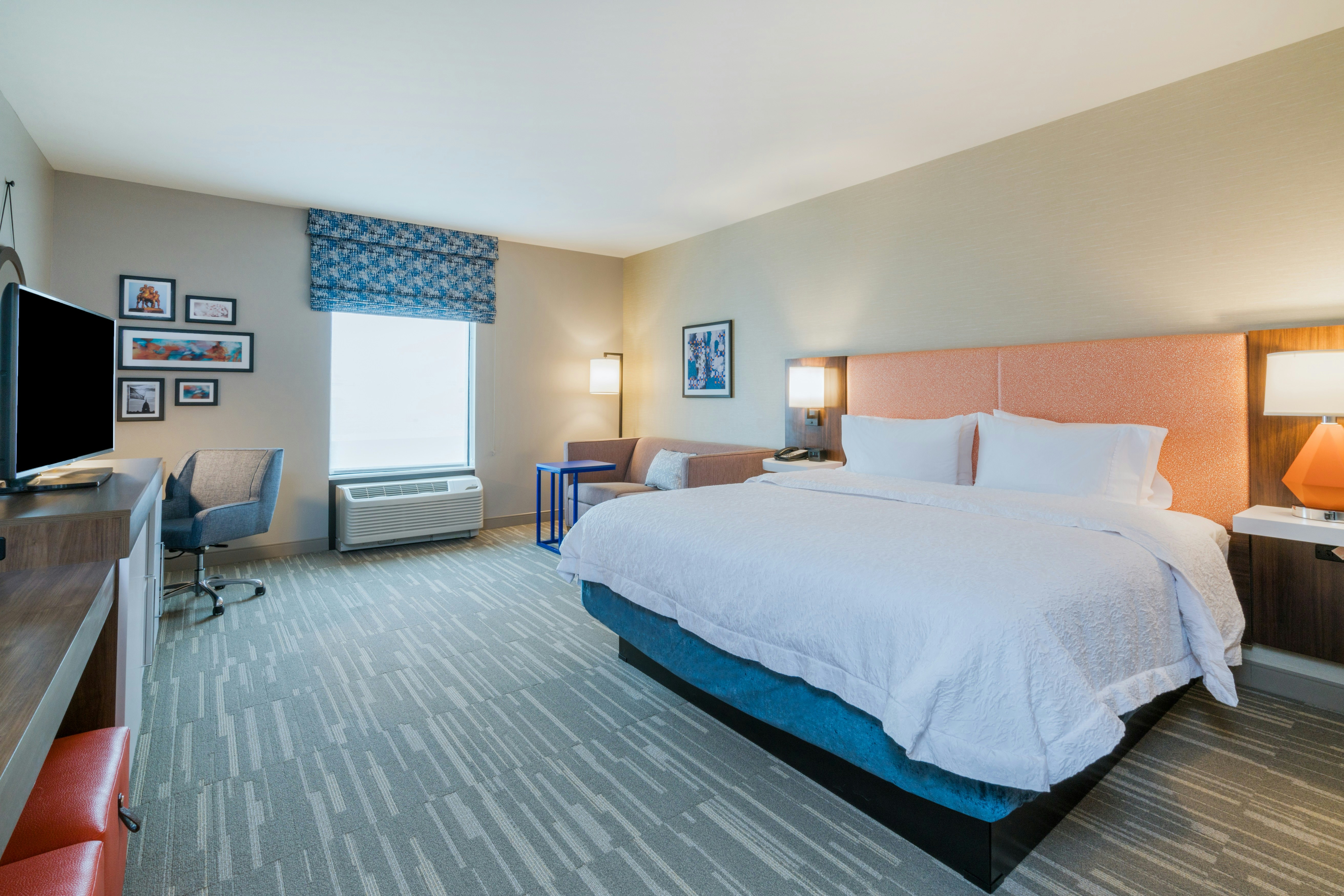 غرفة بسرير كينج مع أريكة، Hampton Inn & Suites Glenarden/Washington DC 4/6