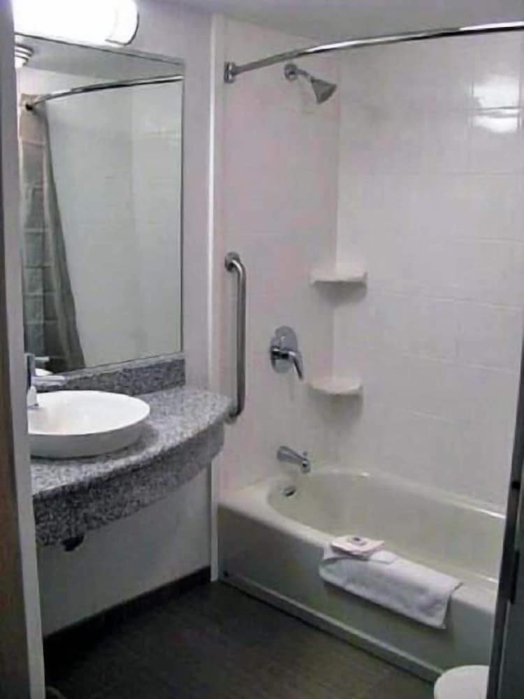 1 Queen Bed - Mob Acc RI Shwr Nsmk Micfridg، Motel6 Marble Falls, TX 9/9