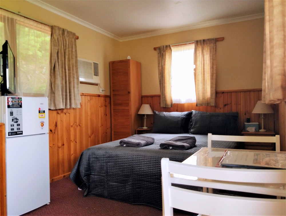 TWELVE APOSTLES MOTEL & COUNTRY RETREAT 32/50