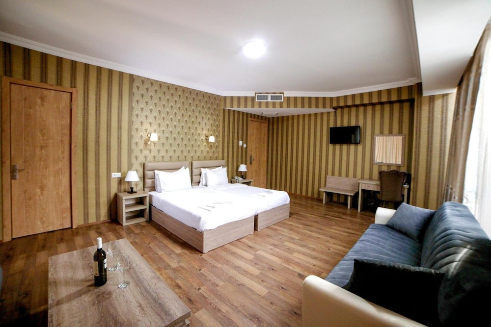 L PLAZA HOTEL 27/63