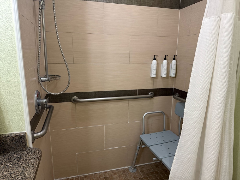 Fairfield Inn and Suites by Marriott North Spring 23/27